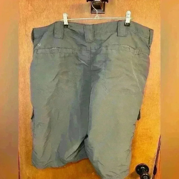 Men’s Wrangler Grey Cargo Shorts - Picture 2 of 4